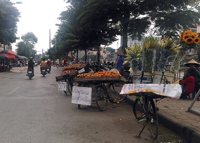 Tái diễn tình trạng lấn chiếm vỉa hè Hà Nội sau nhiều đợt ra quân rầm rộ (Thời sự trưa 13/01/2018)